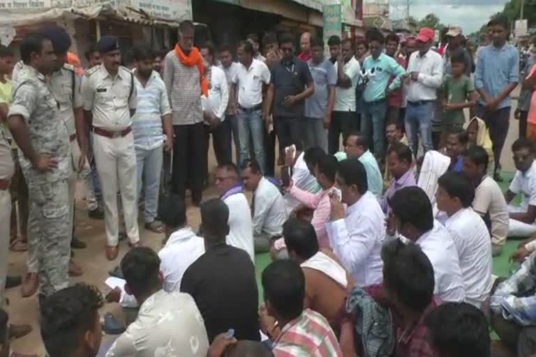 villagers protest against poor road in sakti