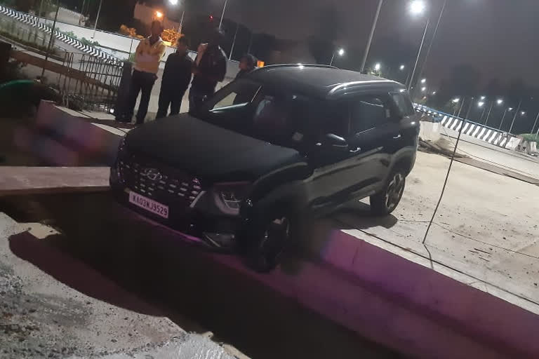 Kerala young woman car drive fast  car drive fast on construction bridge  construction bridge in Bengaluru  ಮದ್ಯದ ಅಮಲಿನಲ್ಲಿ ವೇಗವಾಗಿ ಕಾರು ಚಲಾಯಿಸಿದ ಯುವತಿ  ಪ್ರಾಣಾಪಾಯದಿಂದ ಪಾರಾದ ಕೇರಳ ಗರ್ಲ್  ಮದ್ಯದ ಅಮಲಿನಲ್ಲಿ ಕಾರು ಚಲಾಯಿಸಿದ ಘಟನೆ  ಡ್ರಿಂಕ್ ಆ್ಯಂಡ್ ಡ್ರೈವ್ ಆರೋಪದಡಿ ಪ್ರಕರಣ