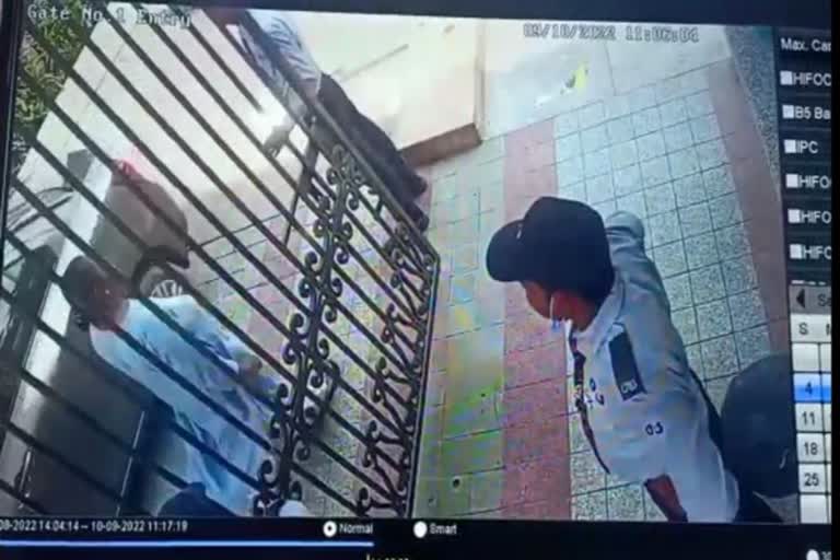 security guard  Uttar Pradesh  noida  arrested  slapping security guard  അധ്യാപിക  നോയിഡ  ഉത്തർ പ്രദേശ്  അധ്യാപിക അറസ്‌റ്റിൽ  നോയിഡയിൽ സെക്യൂരിറ്റി ജീവനക്കാരനെ മർദിച്ച സംഭവം  വീഡിയോ  മർദിക്കുന്ന ദൃശ്യം  അറസ്‌റ്റ്