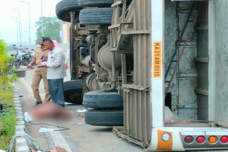 सोलापूर-अक्कलकोट महामार्गावरील अपघातग्रस्त बस आणि मृतक