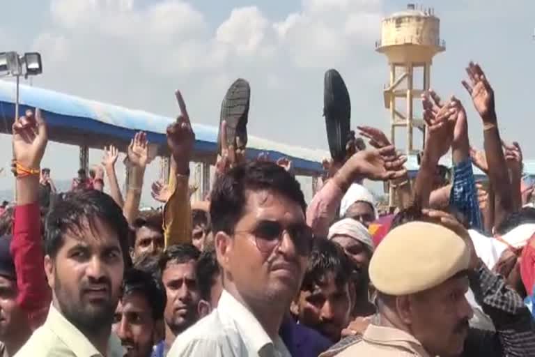 Shoes thrown at minister in Bainsla bone immersion