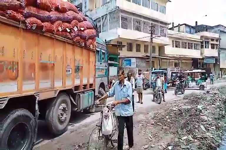 Wholesalers in Nalbari disobeying Traffic rules