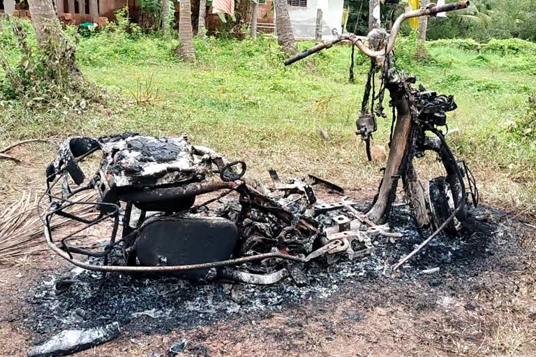 scooter parked near the road caught fired  scooter parked near the road  scooter fired  റോഡരികിൽ നിർത്തിയിട്ട സ്‌കൂട്ടർ കത്തിനശിച്ച നിലയിൽ  സ്‌കൂട്ടർ കത്തിനശിച്ച നിലയിൽ  സ്‌കൂട്ടർ കത്തി  റോഡരികിൽ സ്‌കൂട്ടർ കത്തിയ നിലയിൽ  തായിനേരി  പയ്യന്നൂർ തായിനേരി