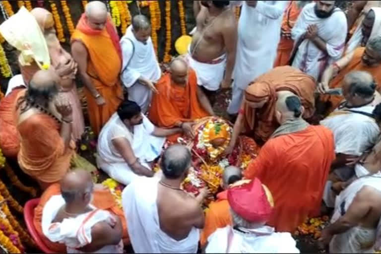 Swami Swaroopanand Saraswati given "bhoo samadhi" with state honor, shortly after Dwarka and Jyotish peeths get new Shankaracharyas