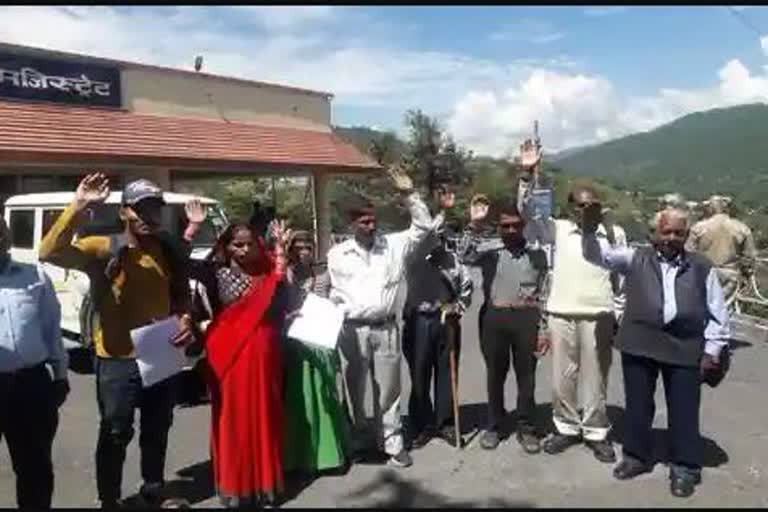 Villagers demonstrated in DM office regarding drinking water