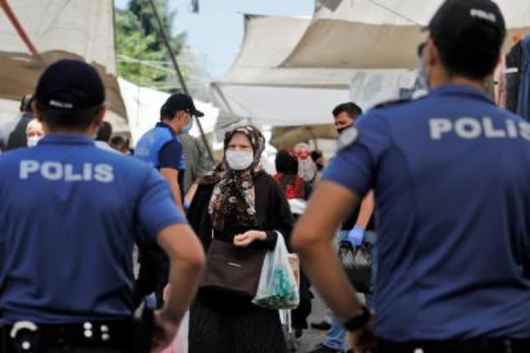 gunfight in Istanbul shopping mall