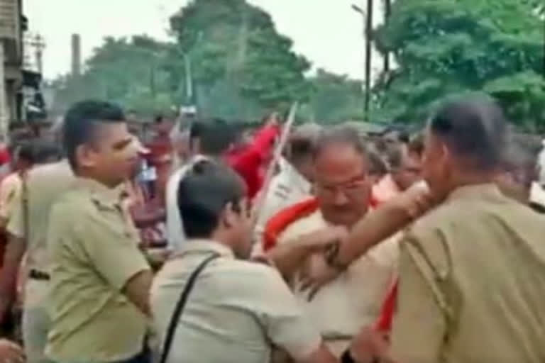 West Bengal: BJP-police clash outside the Raniganj railway station