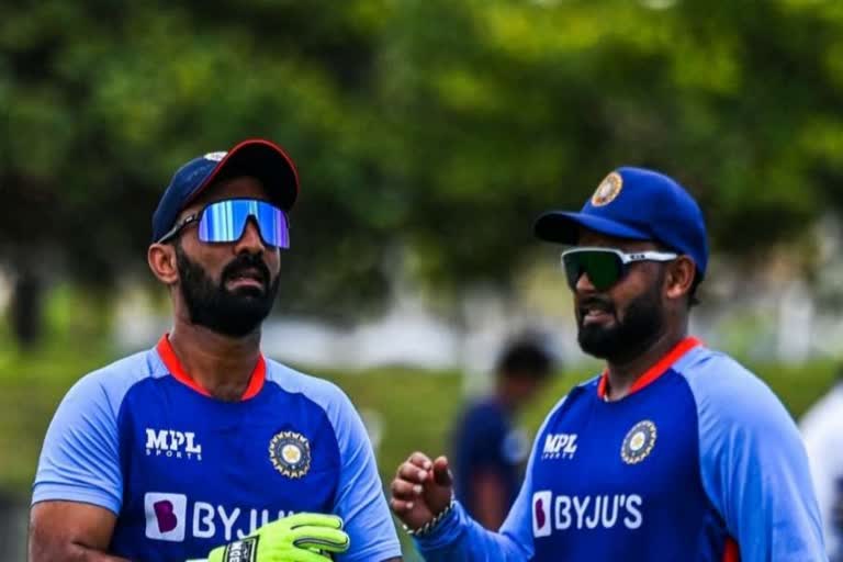 Sunil Gavaskar on Rishabh Pant  Gavaskar on Dinesh Karthik  T20 World Cup  Sunil Gavaskar on india T20 world cup squad  Rishabh Pant  Dinesh Karthik  Sunil Gavaskar  ടി20 ലോകകപ്പ്  സുനില്‍ ഗവാസ്‌കര്‍  റിഷഭ്‌ പന്ത്  ദിനേശ് കാര്‍ത്തിക