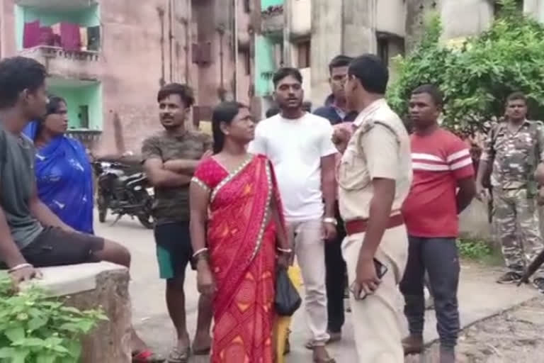 Chain snatching from woman in Dhanbad