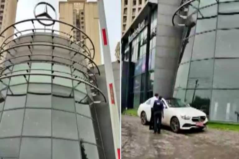 experts from Hong Kong investigate Mercedes car in thane