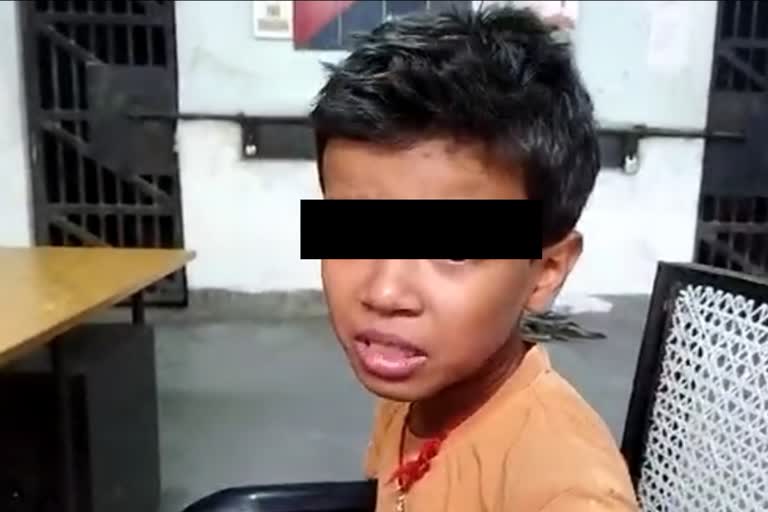 child-reached-police-station-with-complaint-of-mother