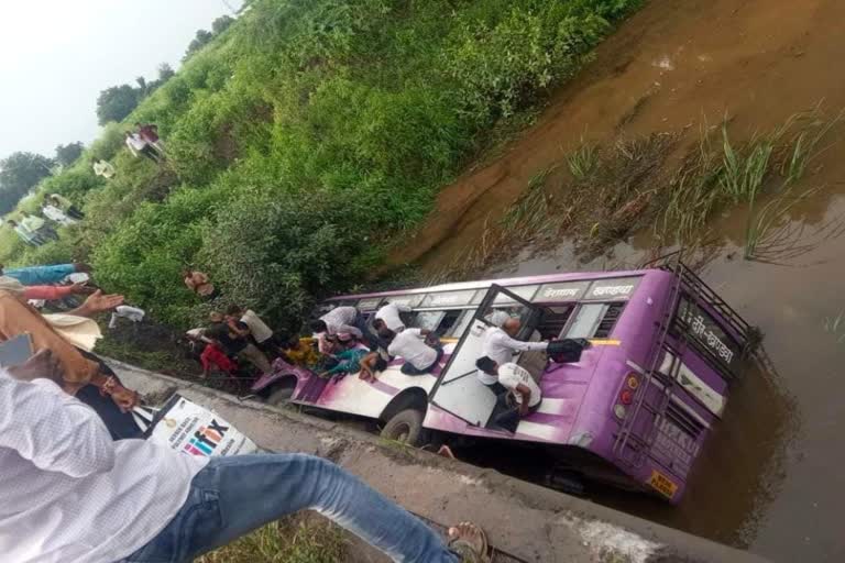 Two killed 30 injured in Khandwa bus accident
