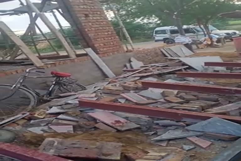 accident in under construction house,  three people buried in the rubble