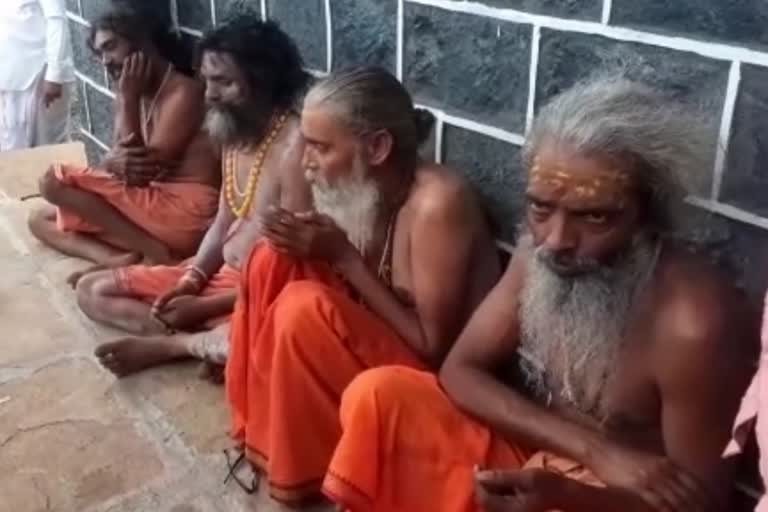 up four sadhus beaten by people in Sangli district maharastra