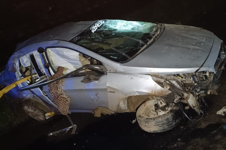 road accident at Hubli  Three people killed in road accident  Hubli accident news  ಹುಬ್ಬಳ್ಳಿಯಲ್ಲಿ ಭೀಕರ ರಸ್ತೆ ಅಪಘಾತ  ಕಾರು ಪಲ್ಟಿಯಾಗಿ ಮೂವರು ಮೃತ  ಕಾರು ಚಾಲಕನ ನಿಯಂತ್ರಣ ತಪ್ಪಿ ಪಲ್ಟಿ  ಹುಬ್ಬಳ್ಳಿ ಗ್ರಾಮೀಣ ಪೊಲೀಸ್ ಠಾಣೆಯಲ್ಲಿ ಪ್ರಕರಣ