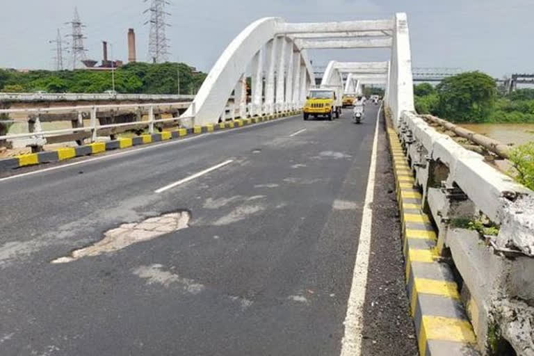 Potholes on Road in Mangaluru visible again within 10 days of Narendra Modi Visit