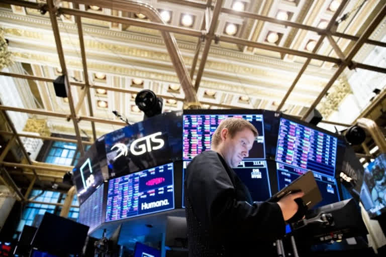 World shares fall, tracking Wall St dismay over price data