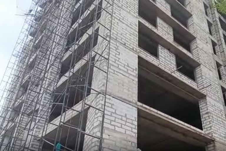 Elevator of building under construction fell in Ahmedabad, 8 died
