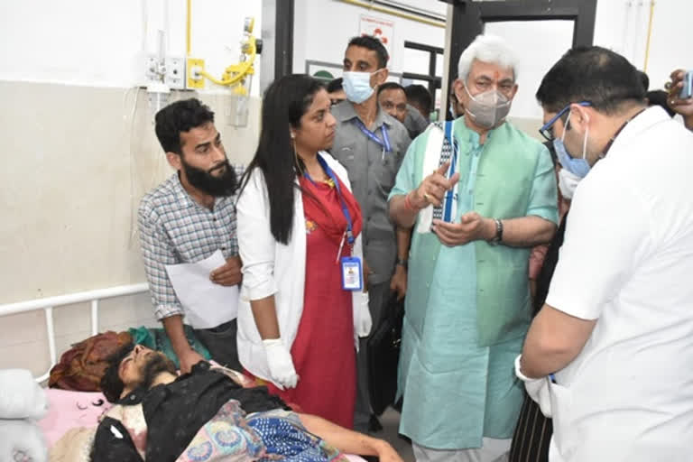 poonch-accident-lg-visits-hospital-meets-injured