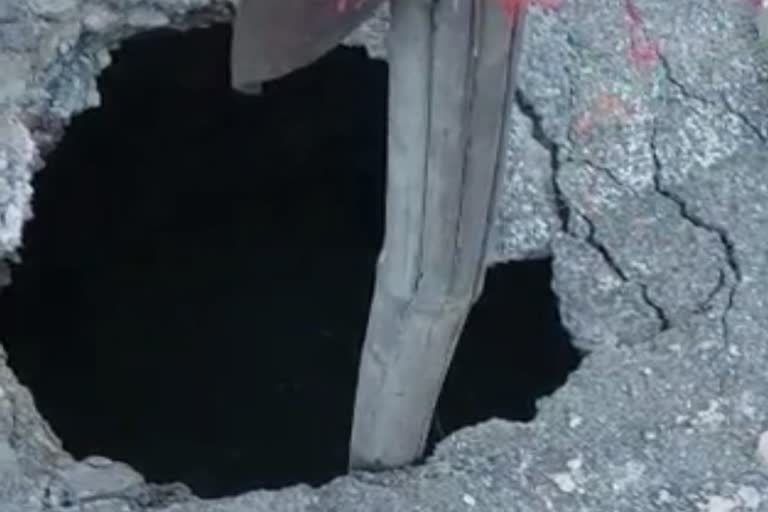 Ten feet deep pit on Karnal road