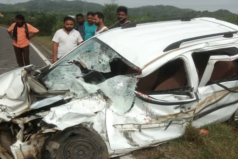 Uncontrolled car hit divider in Sirohi, truck run over the car at wrong side