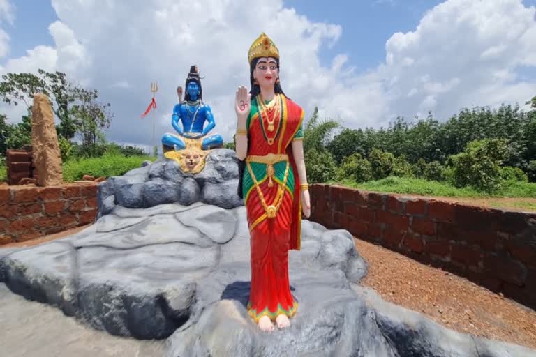 Kailasam  Malappuram  Malappuram News  Thrikkalayur Kailasam Model  Thrikkalayur  Kailasam Model  Thrikkalayur Kailasam Model  sculptures  കൈലാസം  കലാകാരന്മാര്‍  ജാതിമതഭേദമില്ലാതെ  മലപ്പുറം  തൃക്കളയൂർ  മഹാദേവ ക്ഷേത്ര പരിസരത്ത്  ദേവസ്വത്തിന്‍റെ  നാല് കലാകാരന്മാര്‍  കൈലാസം മാതൃക  ശ്രീധരൻ  തൃക്കളയൂർ ശ്രീ മഹാദേവ ക്ഷേത്രം  ശിവൻ  പാർവതി  നദികേശൻ  നിര്‍മിതി