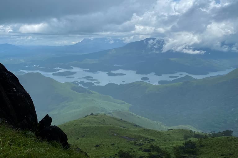 kattukunnu hill  kattukunnu hill tourism  starts truckng after seven years  kattukunnu hill latest news  truckng starts after seven years in kattukunnu  toursim in wayanadu  latest news in wayanadu  latest news today  സഞ്ചാരികള്‍ക്ക് പ്രിയങ്കരിയായി കാറ്റുകുന്ന്  വയനാട് കാറ്റുകുന്ന് മല  നിർത്തിവച്ച ട്രക്കിങ് പുനരാരംഭിച്ചു  കാറ്റുകുന്ന്  സൗത്ത് വയനാട് ഡിവിഷന്‍  ബാണാസുര സാഗർ റിസർവോയറിന്റെ  വയനാട് ടൂറിസം  വയനാട് ഏറ്റവും പുതിയ വാര്‍ത്ത ട  ഇന്നത്തെ പ്രധാന വാര്‍ത്തകള്‍