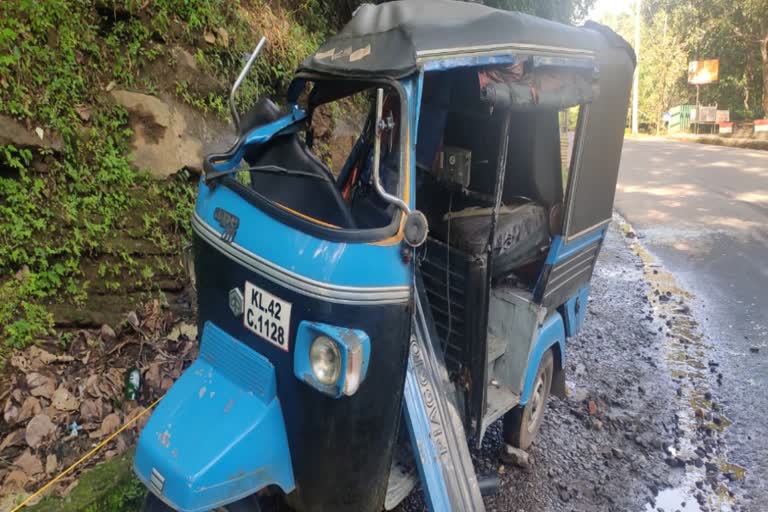 Athirappilly accident  ചാലക്കുടി ആശുപത്രി  യുവതി മരണപ്പെട്ടു  അതിരപ്പിള്ളി  road accident