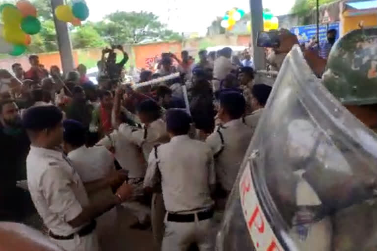 Durg Police lathi-charges on protestors who demands to open under bridge