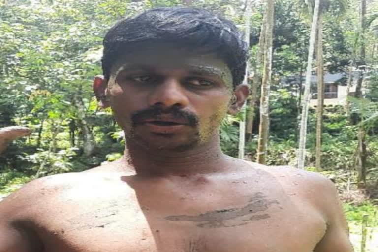 പത്തനംതിട്ടയിലെ മൈലപ്ര മണ്ണാറക്കുളഞ്ഞി  stuck in mud youth rescued by police  വയലിലെ ചെളിയില്‍ പുതഞ്ഞുകിടന്നയാളെ  യുവാവിന്‍റെ ജീവൻ രക്ഷിച്ച് പൊലീസ്  police rescue in Pathanamthitta