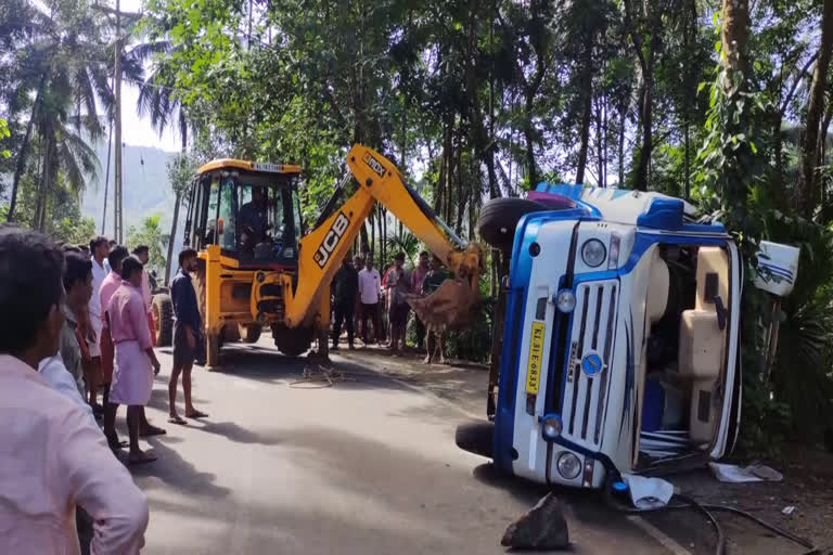 IIM Kozhikode students vehicle accident  IIM Kozhikode  students vehicle accident in kozhikode  കോഴിക്കോട് ഐഐഎം  വിദ്യാർഥികൾ സഞ്ചരിച്ച വാഹനം മറിഞ്ഞു  കോഴിക്കോട് വാഹനാപകടം പരിക്ക്  കൂമ്പാറ വാഹനാപകടം  ടെമ്പോ ട്രാവലർ മറിഞ്ഞു  കക്കാടംപൊയിൽ  പരിക്ക്