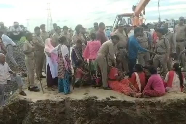 Waterlogging on road side in Khatima