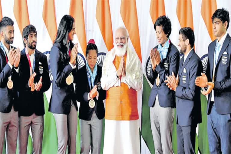 prime minister narendra and  pv sindhu
