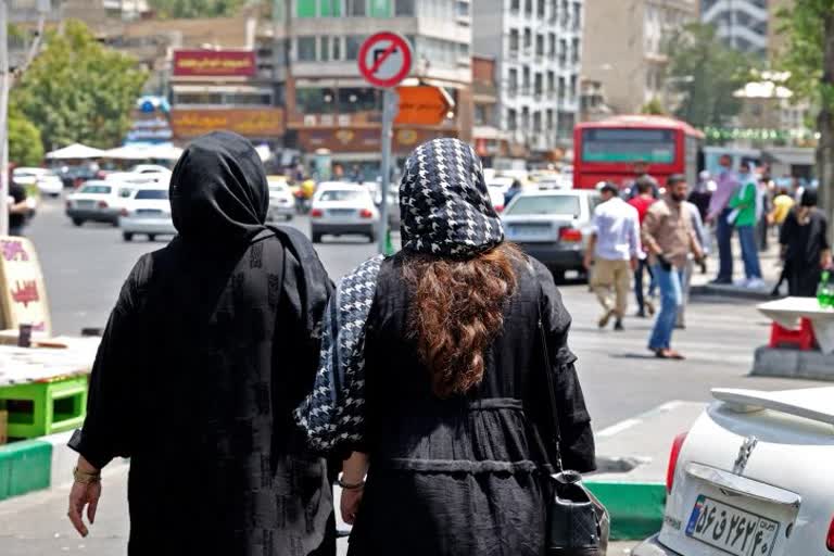 ईरानः हिजाब न पहनने पर पुलिस द्वारा हिरासत में लिए जाने के बाद 22 वर्षीय महसा अमिनी की मौत