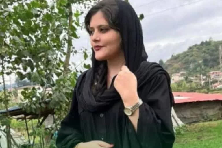 Iranian woman dies  woman dies after being arrested by morals police  Iranian woman dies after being arrested  Hijab against protest in Iran  ಹಿಜಾಬ್​ ಹಾಕಿಕೊಳ್ಳದ ಯುವತಿಗೆ ಚಿತ್ರಹಿಂಸೆ  ಇರಾನ್‌ನ ಕಟ್ಟುನಿಟ್ಟಾದ ಹಿಜಾಬ್ ನಿಯಮ  ನೈತಿಕತೆಯ ಪೊಲೀಸರಿಂದ ಬಂಧನಕ್ಕೊಳಗಾದ ಯುವತಿ ಮೃತ  ಆಸ್ಪತ್ರೆಯಲ್ಲಿ ಮಹ್ಸಾ ಅಮಿನಿ ಮೃತ  ನೈತಿಕ ಪೊಲೀಸ್ ಘಟಕ