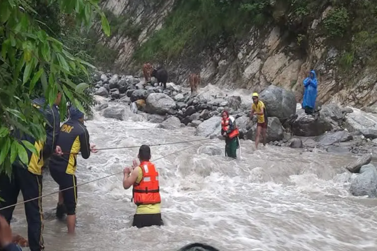 Yamuna Island SDRF rescued two women  ഉത്തരാഖണ്ഡില്‍ കനത്ത മഴ  Heavy rains in Uttarakhand