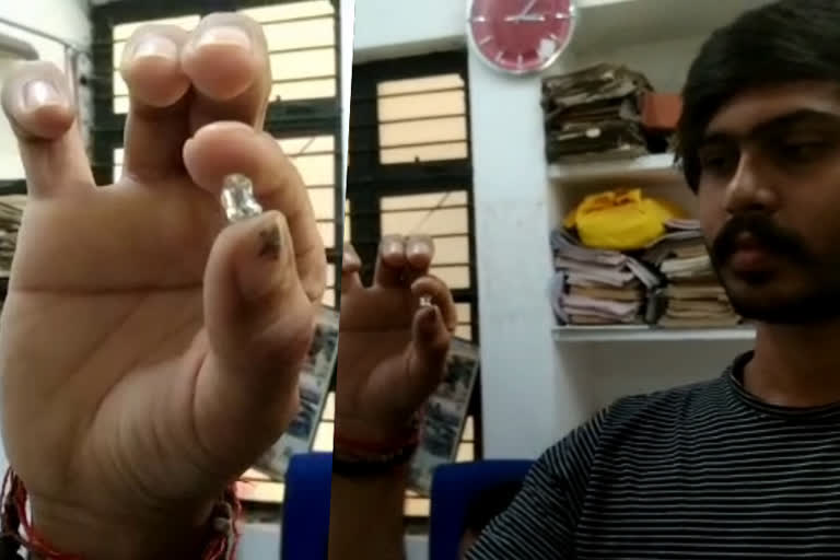 panna student found diamond from mine  madhyapradesh panna diamond mine  student from mpfound rs 7lakh worth diamond  മധ്യപ്രദേശ് റാണിഗഞ്ച്  ഖനനവിദ്യാര്‍ഥി  പന്ന വജ്രഖനി  മധ്യപ്രദേശ് പന്ന  കൃഷ്‌ണ കല്യാൺപൂർ