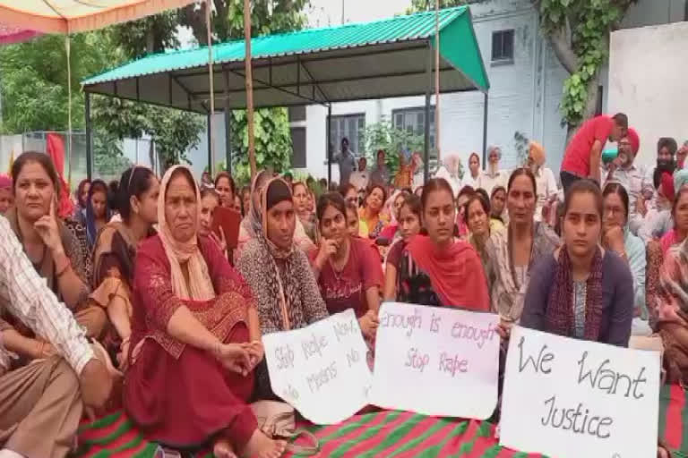 On non-arrest of the accused of rape, the organizations staged a dharna outside the police station