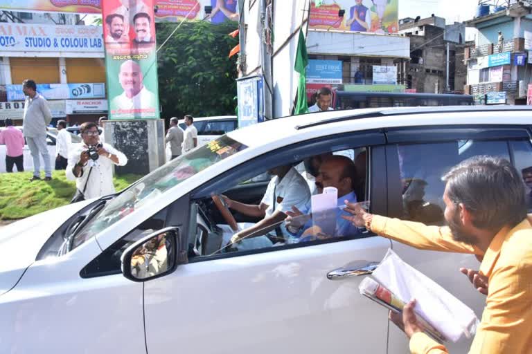 Man threw petition letter inside the CM Bommai car