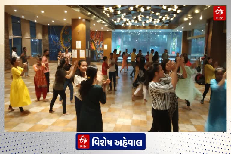 Etv Bharatઆ વખતે નવરાત્રિમાં જોવા મળશે ગરબાના નવા સ્ટેપ્સ, પુષ્પા સ્ટાઈલ સૌથી વધુ ટ્રેન્ડમાં