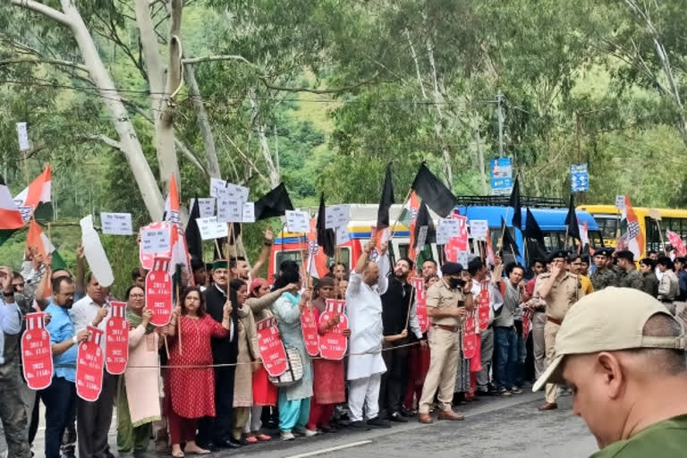 Smriti Irani shown black flags by Congress workers in Himachal