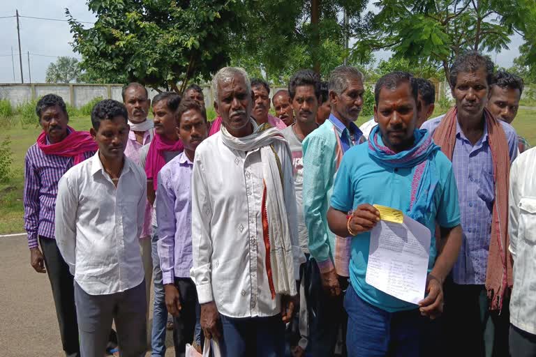 farmers angry due to non availability of crop insurance