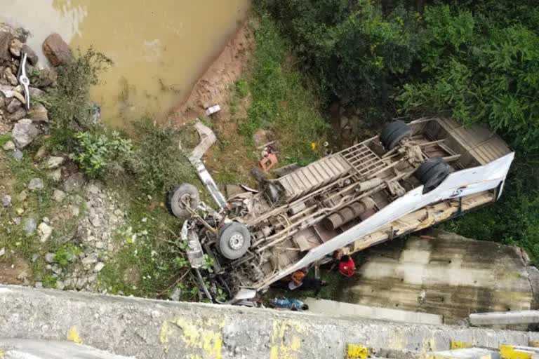 bus falls off bridge in Jharkhand  Jharkhand  hazaribagh  bus falls off bridge  accident  പാലത്തിൽ നിന്ന് ബസ് താഴേക്ക് മറിഞ്ഞു  റാഞ്ചി  ജാർഖണ്ഡ്  ഹസാരിബാഗ്  അപകടത്തിൽ ആറ് പേർ മരിച്ചു  ബസ് താഴേക്ക് മറിഞ്ഞു