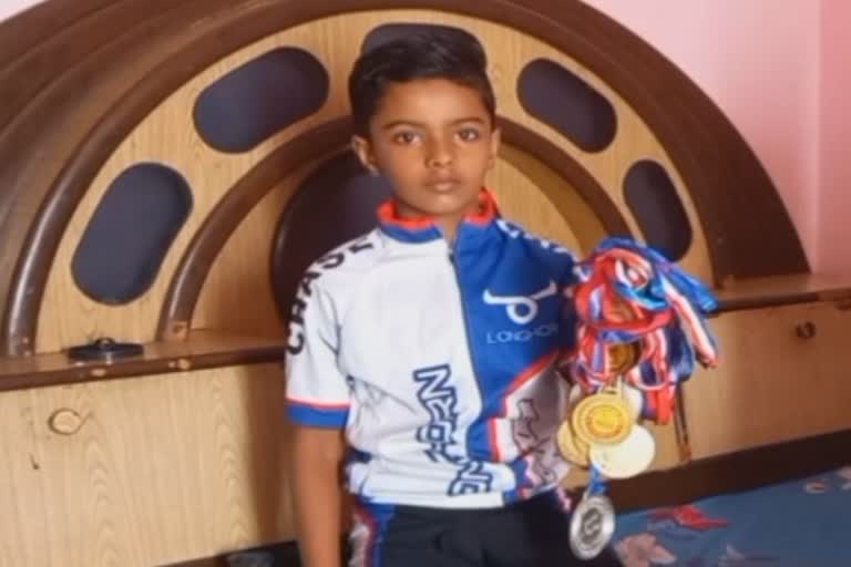 8 year old Pranab of Ludhiana is doing skating blindfolded, is taking coaching on loan