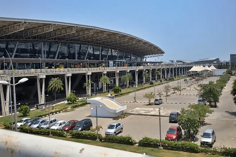 lady passenger died  passenger died in chennai airport  heart attack  chennai airport  குஜராத் பெண் மரணம்  மாரடைப்பு  சென்னை விமான நிலையம்  விமான நிலையத்தில் பெண் பயணி மரணம்