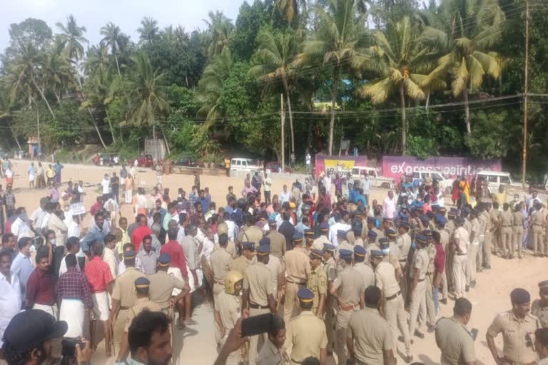 Vizhinjam  Protestors  Police  Protestors and Police Confict  Slight Confict  trespass into Construction Area  Construction Area  പ്രതിഷേധക്കാരും പൊലീസും തമ്മില്‍  നേരിയ സംഘര്‍ഷം  നിര്‍മാണ മേഖലയിലേക്ക് കടക്കാന്‍ ശ്രമം  വിഴിഞ്ഞം  വിഴിഞ്ഞം തുറമുഖ നിര്‍മാണ മേഖല  നിര്‍മാണ മേഖല  പ്രതിഷേധക്കാരും പൊലീസും  തിരുവനന്തപുരം  സമരം  പദ്ധതിയെ അനുകൂലിക്കുന്നവരും  പദ്ധതി  പൊലീസ്