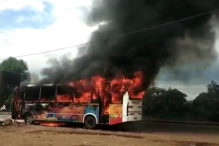 a-running-bus-caught-fire-in-aurambad-no-casualties