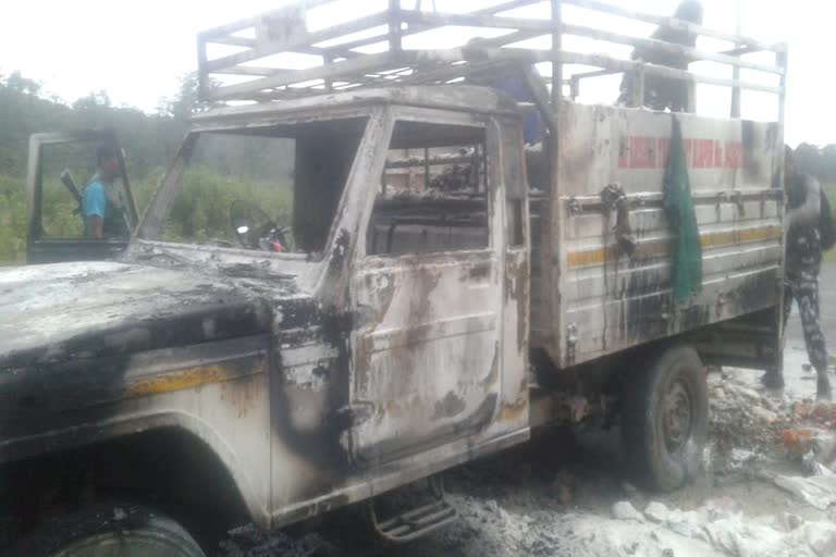 Naxalites set fire to pickup vehicle in Bijapur