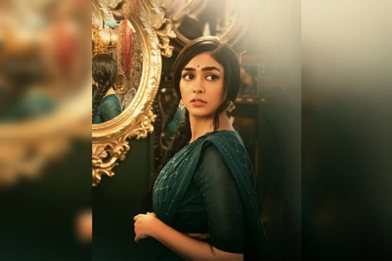 அழகு மின்னல் 'மிருணாள் தாகூர்'  நடித்த தமிழ் சீரியல்