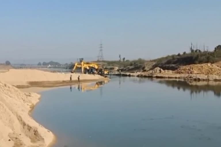 सूरजपुर में रेत का अवैध कारोबार, खनन अफसरों पर लगे आरोप